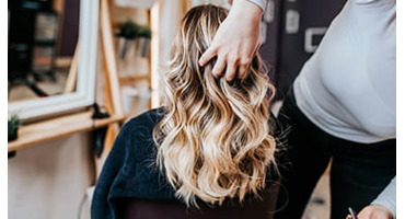 Balayage cheveux : le guide pour un résultat naturel et lumineux
