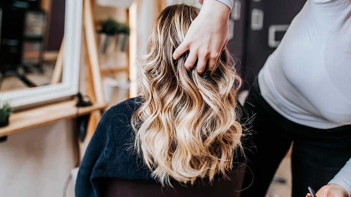 balayage-cheveux-le-guide-pour-un-resultat-naturel-et-lumineux.jpg