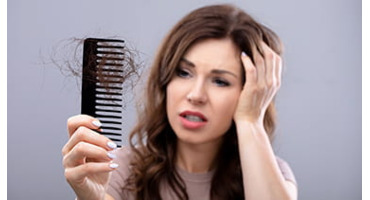 La chute de cheveux : causes, traitements et soins adaptés